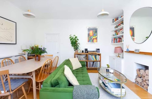 Hoe Street Apartment | Vibrant 2BR Flat in Walthamstow, 5 min to Tube