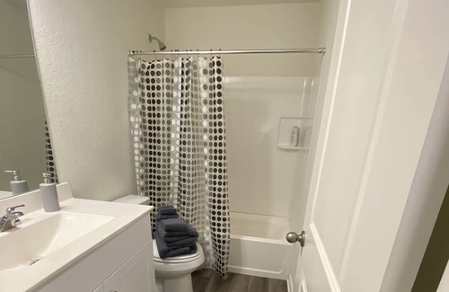 San Antonio House | 5-20 minutes to major attractions! Full House in San Antonio