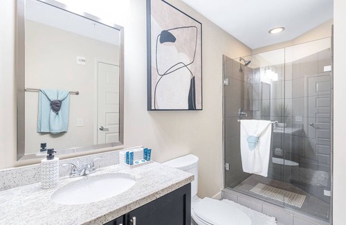 Midtown Apartment | Skyline Views! Modern Luxe 2BR 2BA Free Parking