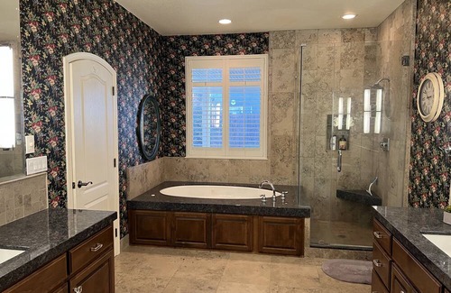 Modesto House | Luxury, modern and cozy home in a friendly neighborhood, close to everywhere!