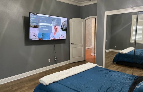 Modesto House | Luxury, modern and cozy home in a friendly neighborhood, close to everywhere!