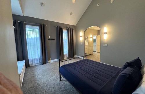 Jefferson House | Spacious estate comfortable for a dozen guests on 10 acres in Jefferson NC.