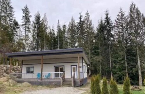 Halfmoon Bay House | A beautiful summer 1 brm cottage located in Halfmoon Bay Resort fully furnished.