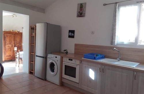 Saint-Pierre-de-Vassols House | Holiday Home 'La Maison De Malie' with Mountain View, Wi-Fi and Air Conditioning