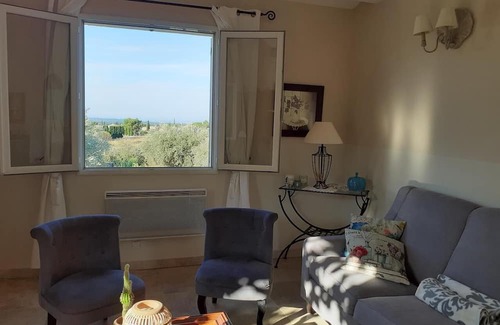 Saint-Pierre-de-Vassols House | Holiday Home 'La Maison De Malie' with Mountain View, Wi-Fi and Air Conditioning