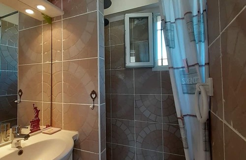 Saint-Pierre-de-Vassols House | Holiday Home 'La Maison De Malie' with Mountain View, Wi-Fi and Air Conditioning