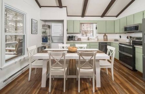 Beech Mountain Cabin | Renovated 4BR Cabin-1/4 Mi to Slopes, Pet-Friendly