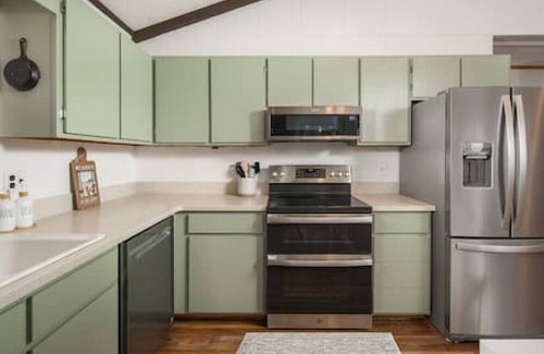 Beech Mountain Cabin | Renovated 4BR Cabin-1/4 Mi to Slopes, Pet-Friendly