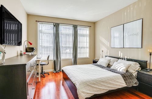 Linden Condo | Lovely Linden Apartment - Walk to Train Station!