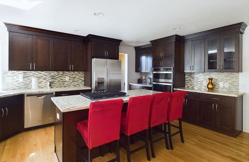 Kent House | Huge Kent 5BR w/ Free Parking & In-Unit Laundry, by Blueground