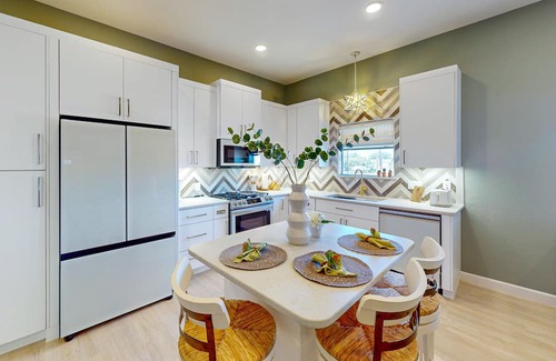 Del Mar Condo | 2nd-floor apartment, streaming, courtyard, beautiful views, AC