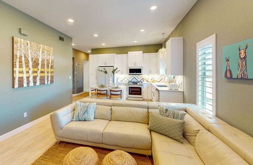 Del Mar Condo | 2nd-floor apartment, streaming, courtyard, beautiful views, AC