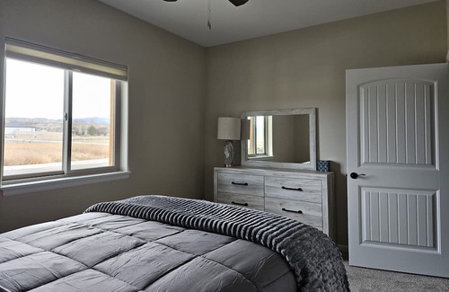 Montrose House | New, high-end home with mountain views. 5-10 mins from all amenities.