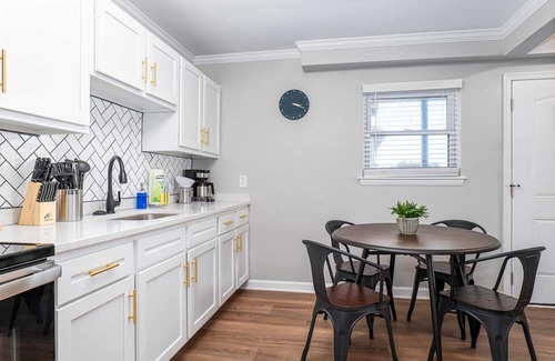 Cottage Line Apartment | New Renovation / Direct Beach Access / Ocean View