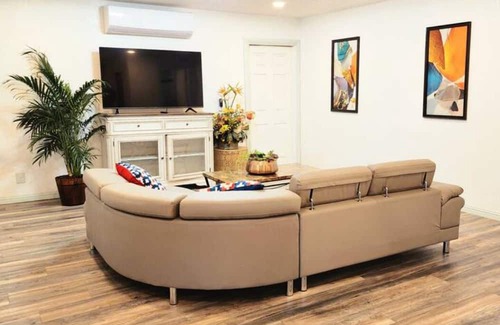 Baldwin Park House | Remodeled 3-bedroom 2-bathroom private entrance, a king-sized bed free parking!1