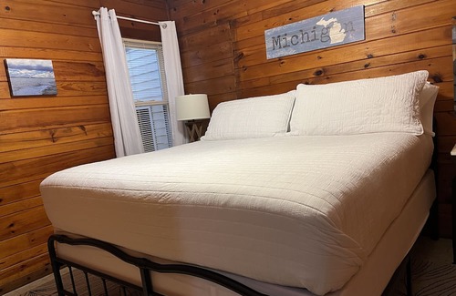Higgins Lake Cabin | 4 minute walk to water access! New mattresses, Game Room and outdoor Fire Pit!
