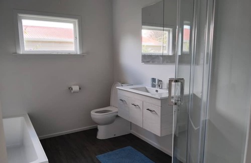 Waitarere Beach House | The Seashell - central, private, comfortable Incl bedding and linen, wifi