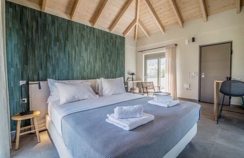 Episkopos House | Mountain View Suite with Mega Balcony