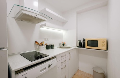 Esentepe Apartment | Cozy Central Flat w Garden 5 min to Metro in Sisli