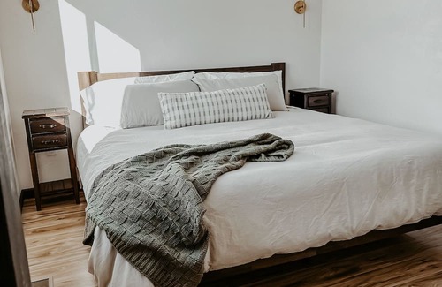 Creston Cabin | Nordic Cottage Style Cabin. 30 Mins from Glacier Park. Mtn Views and Pond Onsite