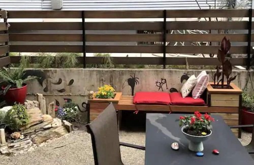 Buckman Neighborhood Apartment | Inner Southeast Relaxing Studio