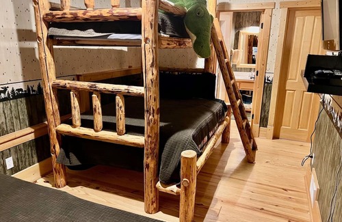 Sandpoint Cabin | Ski in/Ski out cozy log cabin with fireplace on Schweitzer Mountain