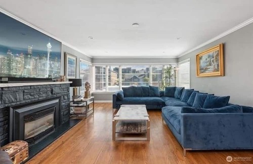 Alki Villa | Retreat on Alki Beach Near major airports/ minutes to lumen Park and T-Mobile