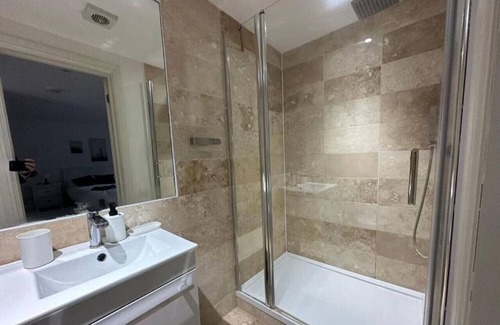 Kilburn Apartment | Delightful Ensuite- 1C Charteris