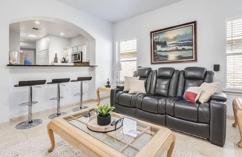 Pioneer Crossing House | Sweet home 1 King +1 pull out bed & 2 Queen beds in +1 pull out bed
