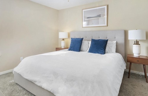 Pearl River Apartment | Modern Apartment in Prime Location (ID1402X064)