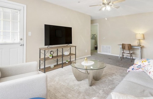 Pearl River Apartment | Modern Apartment in Prime Location (ID1402X064)