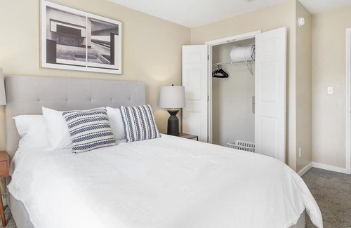 Pearl River Apartment | Modern Apartment in Prime Location (ID1402X064)