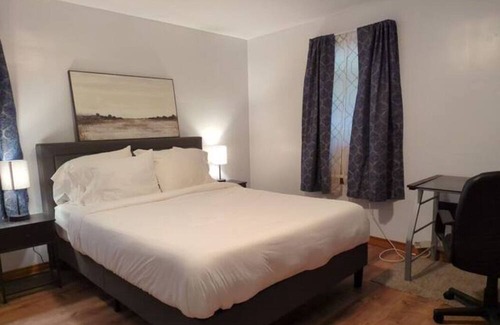 Niagara Falls Apartment | 3 Bedroom Getaway Home At Niagara Falls! Pet Friendly!!