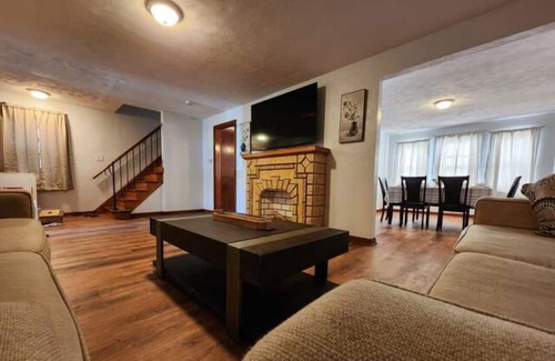 Niagara Falls Apartment | 3 Bedroom Getaway Home At Niagara Falls! Pet Friendly!!