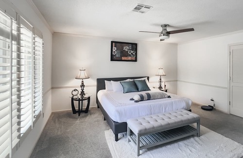 Overland Park House | THE CASTLE 4BR/ 4 BATH / FREE 1Gig WIFI