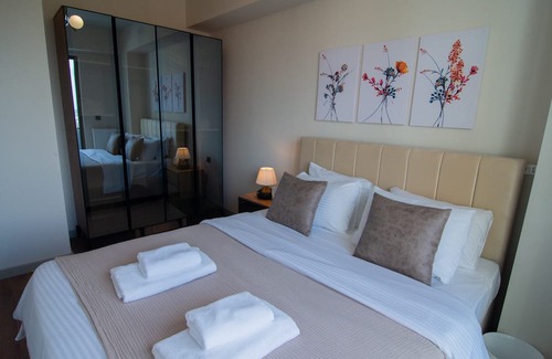 Beylikduzu Apartment | Modern Istanbul Retreat: Elegant 1+1 Apt