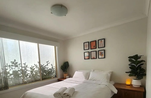 Fishermans Paradise Cottage | "Coco" - sweet coastal cottage in central location that is perfect for families.