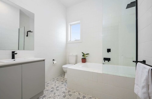 Brunswick North House | Homely Cottage in Davies St - Private Garden