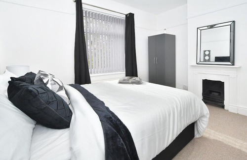 Stoke-on-Trent House | Superb Autumn Stay at Stylish Home in the City