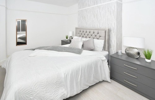 Stoke-on-Trent House | Superb Autumn Stay at Stylish Home in the City