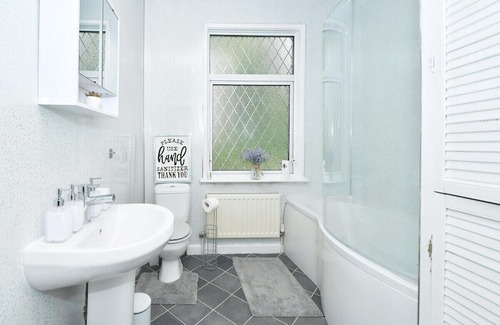 Stoke-on-Trent House | Superb Autumn Stay at Stylish Home in the City