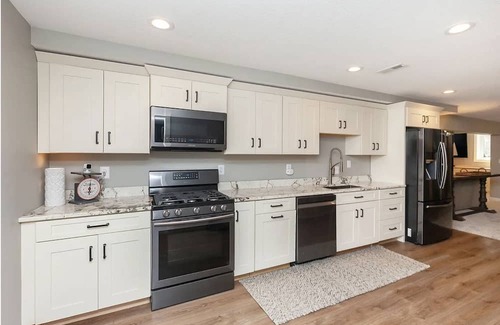 Boone House | Updated 5 Bedroom Ranch 7 minutes from Seven Oaks, 15 minutes from ISU Campus