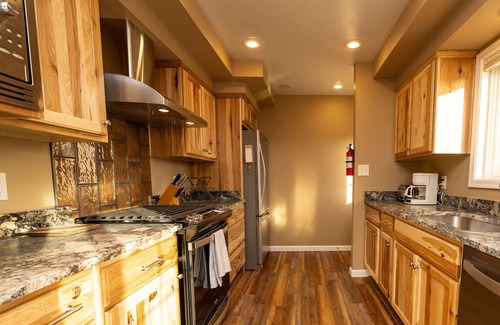 Prescott House | *Newly Listed *Walk to Watson Lake *Firepit *BBQ Grill