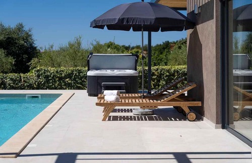 Kadumi House | Villa Albona, modern villa for 4 people with heated pool, whirlpool and sauna only 5.5 km from Porec