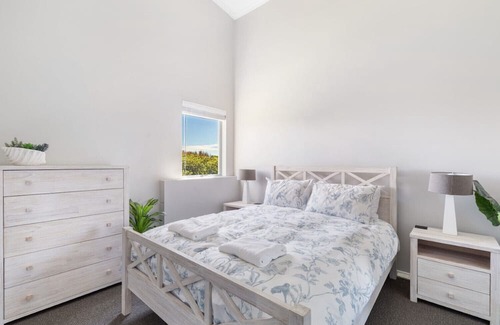 Castaways Beach Apartment | Penthouse with Ocean Views, Castaways Beach