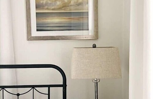 Victory Apartment | Calm Relaxed Renovated 2bd Apt in Convenient Location. Monthly Stays.