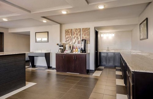 Alexandria House | Relax in Style: Short Drive to Alexandria International Airport. Free Parking!