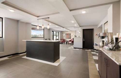 Alexandria House | Relax in Style: Short Drive to Alexandria International Airport. Free Parking!