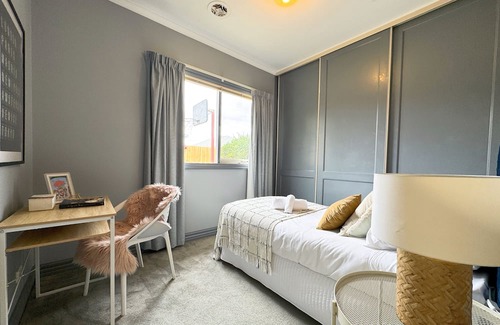 Knoxfield House | Victorian design house, 5-minute walk to lake, 3-minute drive to shopping mall.