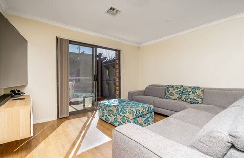 Queanbeyan East House | 2-Storey Townhouse in the heart of Queanbeyan
